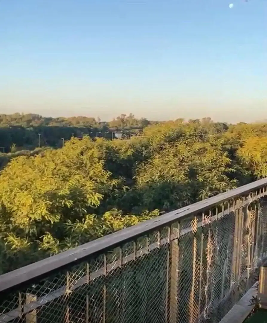 ¡Piso alto al frente, con sol de mañana, cochera, dependencia, 2 dormitorios y 2 baños! 4