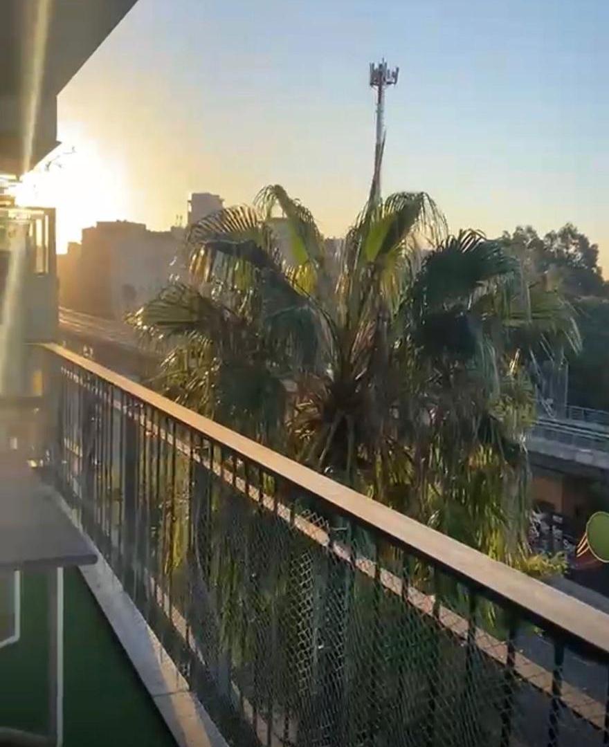 ¡Piso alto al frente, con sol de mañana, cochera, dependencia, 2 dormitorios y 2 baños!