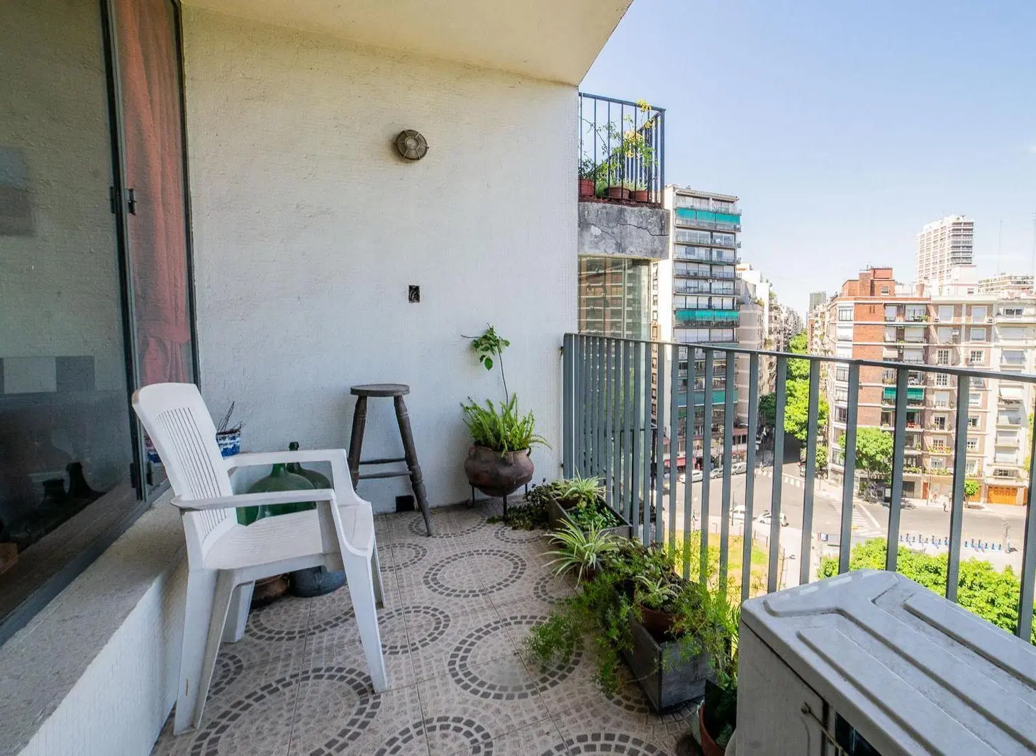 Piso 4 ambientes con balcón y vista a la plaza Vicente López 2