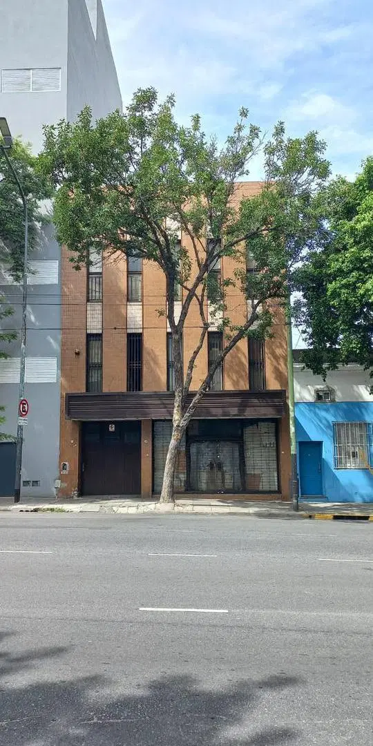 Oportunidad! Depósito y local en venta en Flores 1