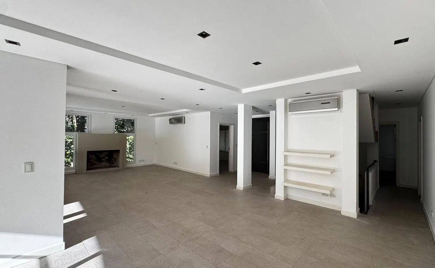 Moderna casa en venta en Acassuso en Libertador al rio, jardin y pileta 3