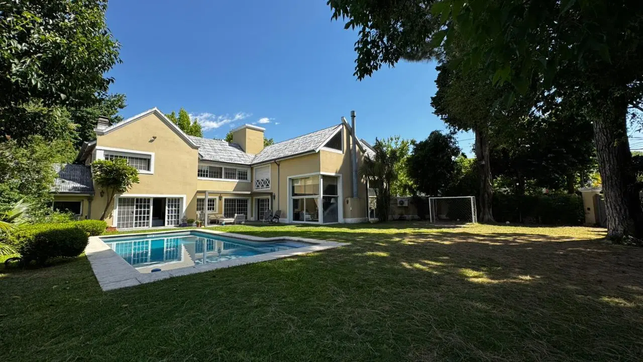 Gran casa con enorme jardín en Martinez de Libertador al rio 5