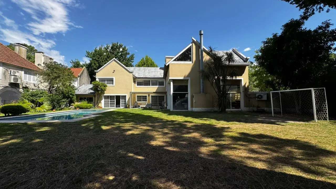 Gran casa con enorme jardín en Martinez de Libertador al rio 4