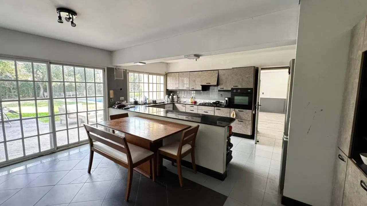 Gran casa con enorme jardín en Martinez de Libertador al rio 8