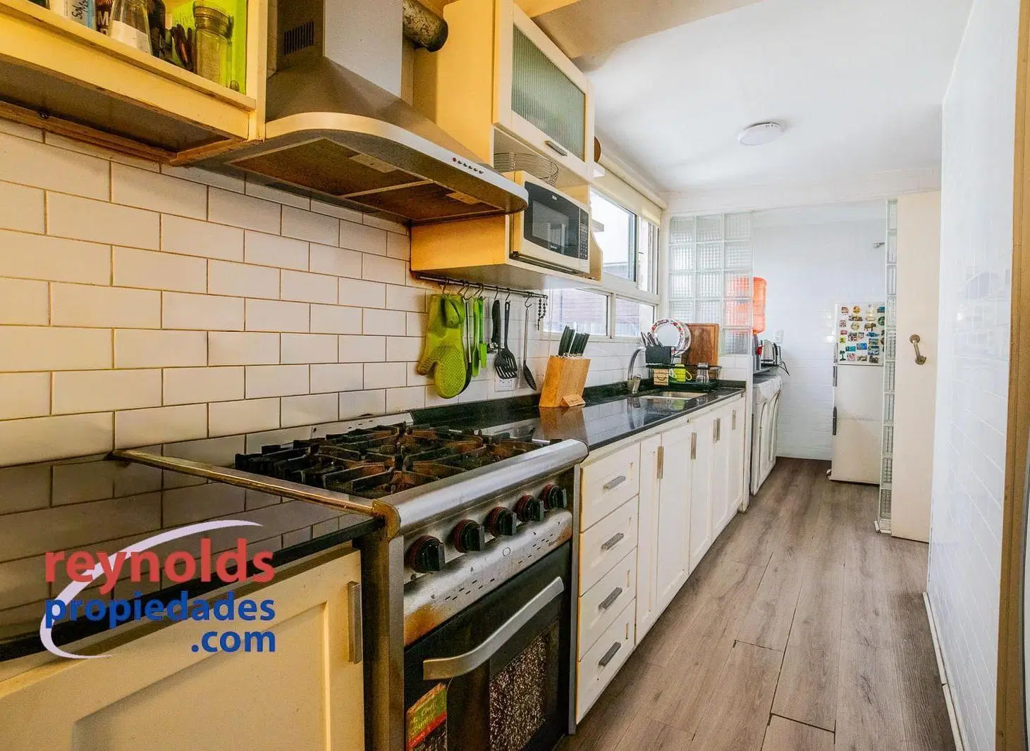 ¡Piso alto al frente, con 5 ambientes, 160 m2, seguridad y cochera! 8