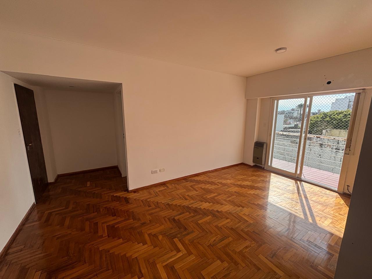 Foto de ALQUILER EN FLORESTA | 2 AMBIENTES CON GRAN BALCÓN Y VISTA ABIERTA, imagen 2