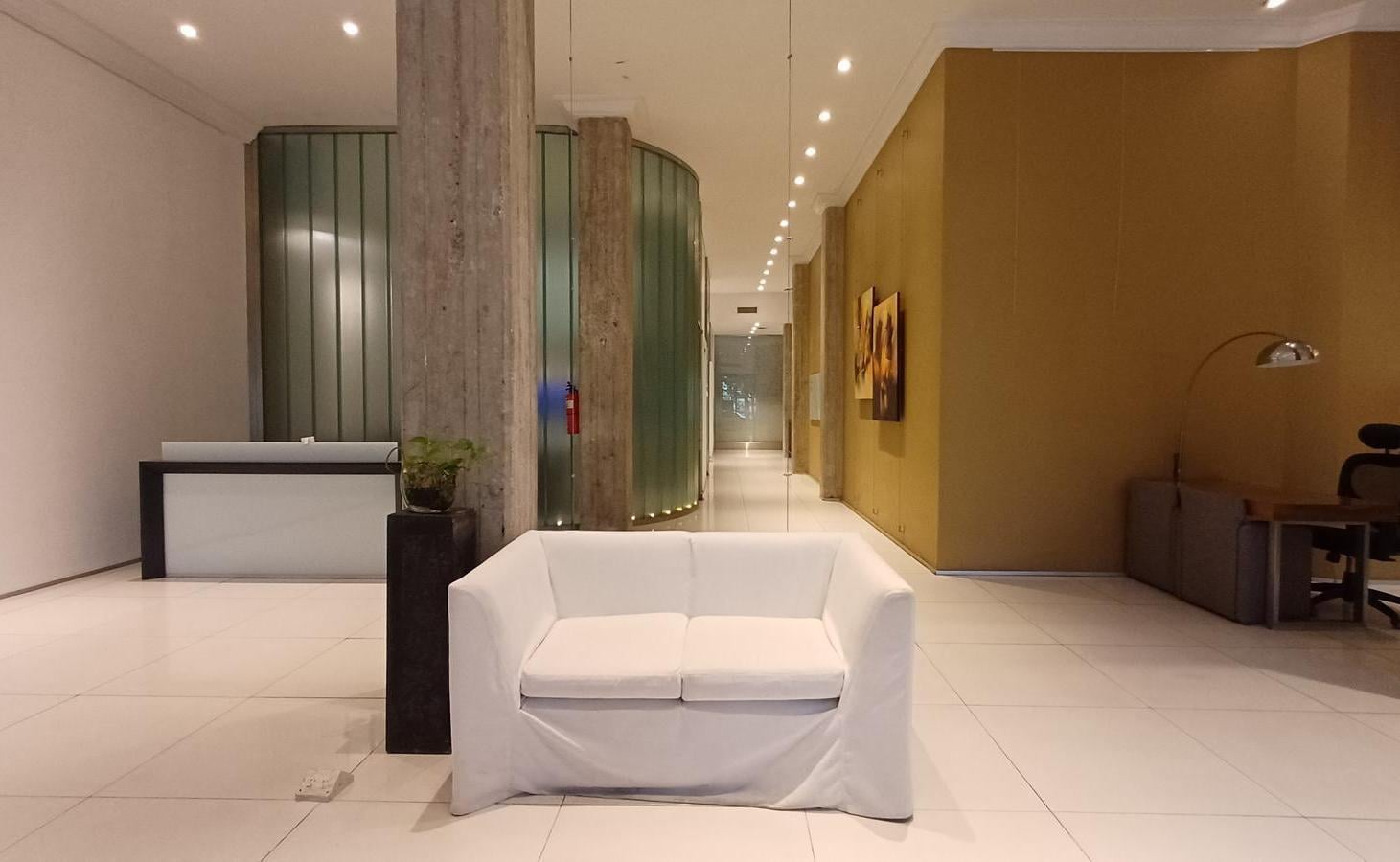 Oficina en Retiro 2 despachos, 3 salas de reuniones y 2 salas extra más amplio espacio multifunción.