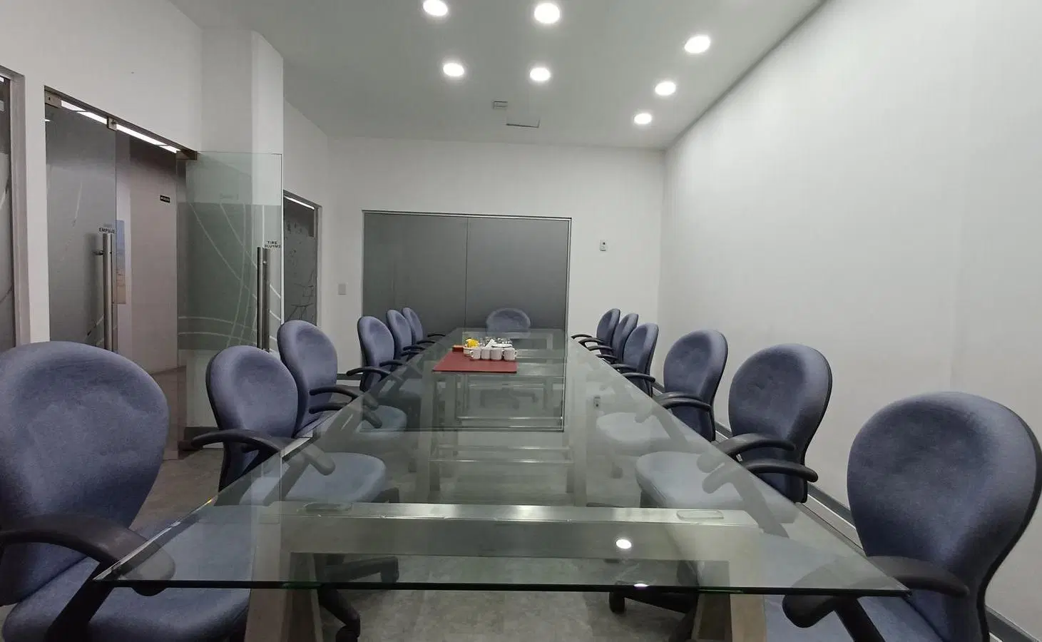 Oficina en Retiro 2 despachos, 3 salas de reuniones y 2 salas extra más amplio espacio multifunción. 4