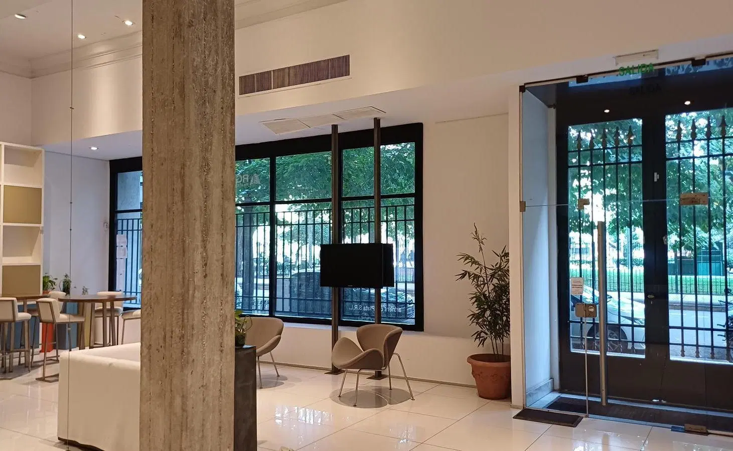 Oficina en Retiro 2 despachos, 3 salas de reuniones y 2 salas extra más amplio espacio multifunción. 3