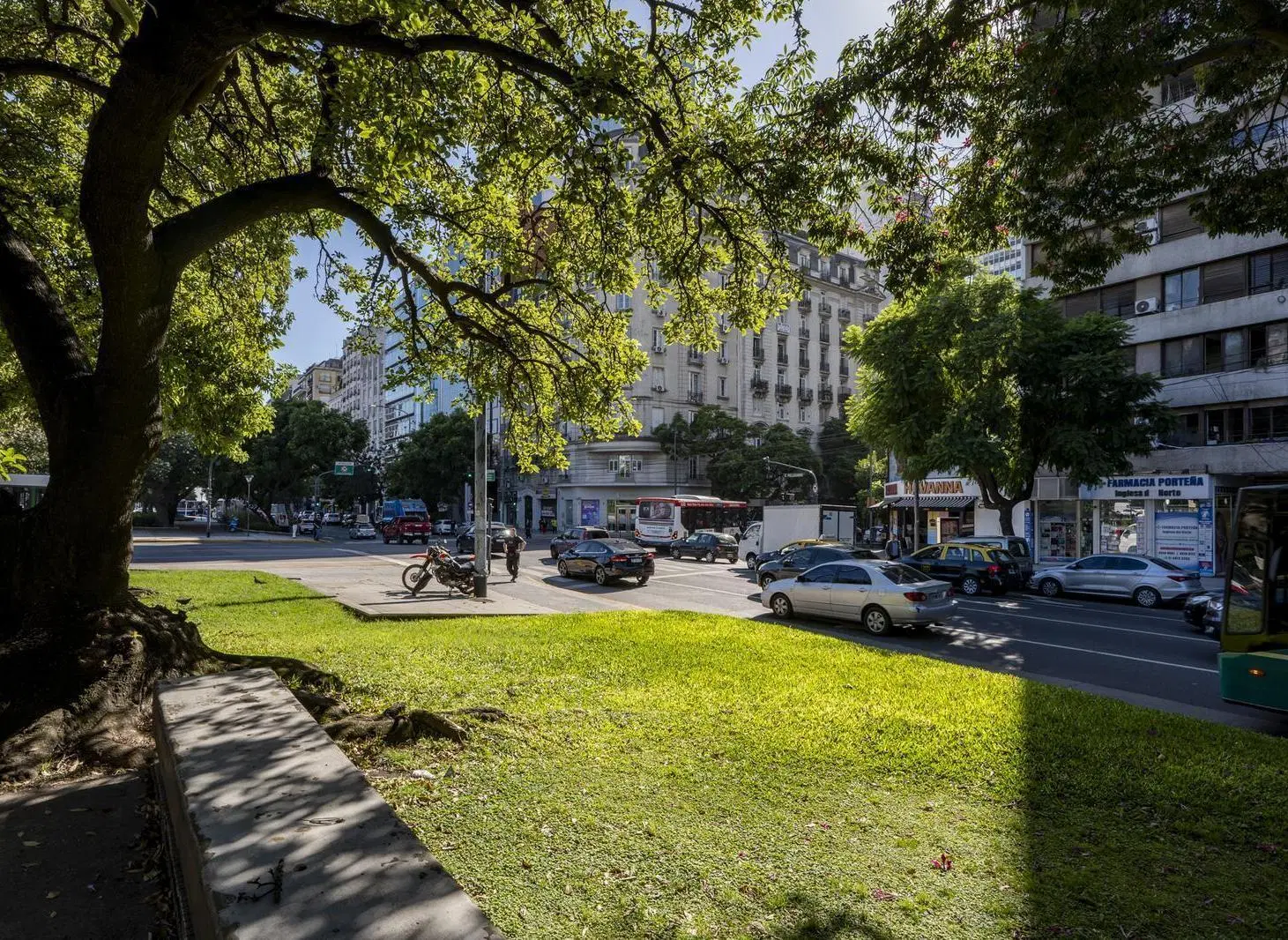 Venta Departamento 3 ambientes con balcón al contrafrente en Retiro 3