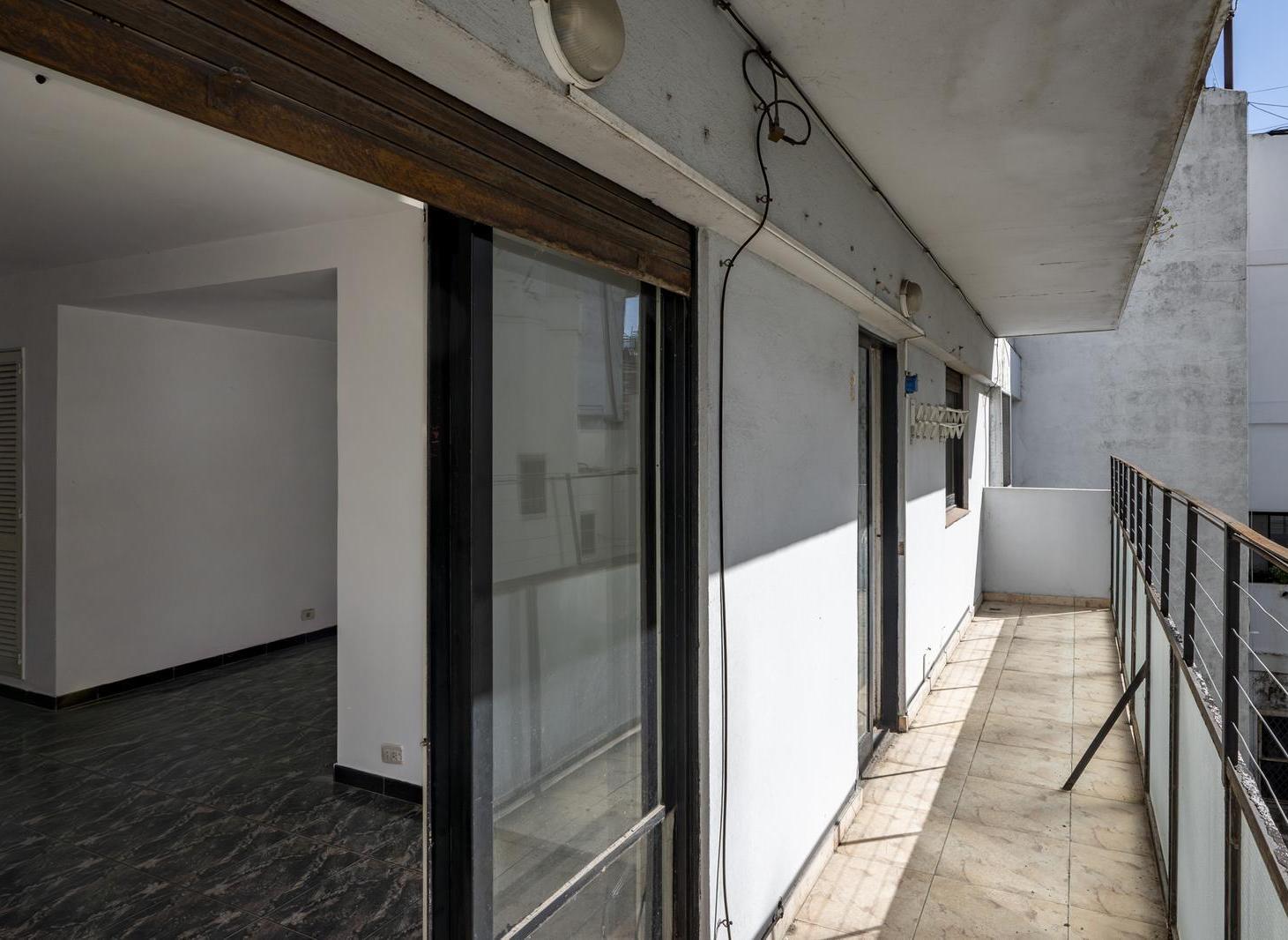 Venta Departamento 3 ambientes con balcón al contrafrente en Retiro