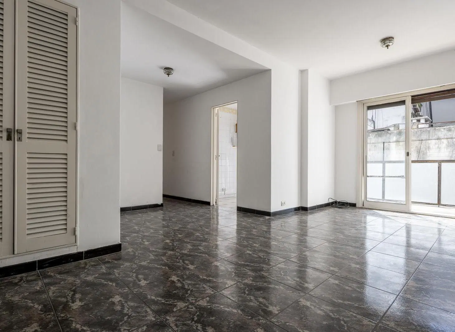 Venta Departamento 3 ambientes con balcón al contrafrente en Retiro 4