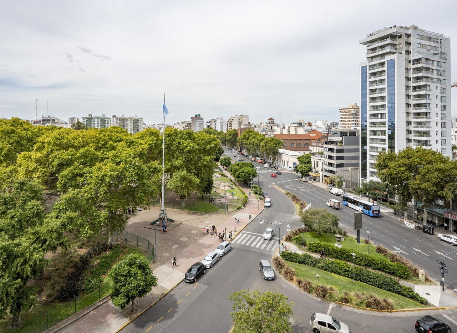 Venta Departamento en Caballito Norte - Balcón corrido, 4 dormitorios, 2 baños, Toilette y Cochera.