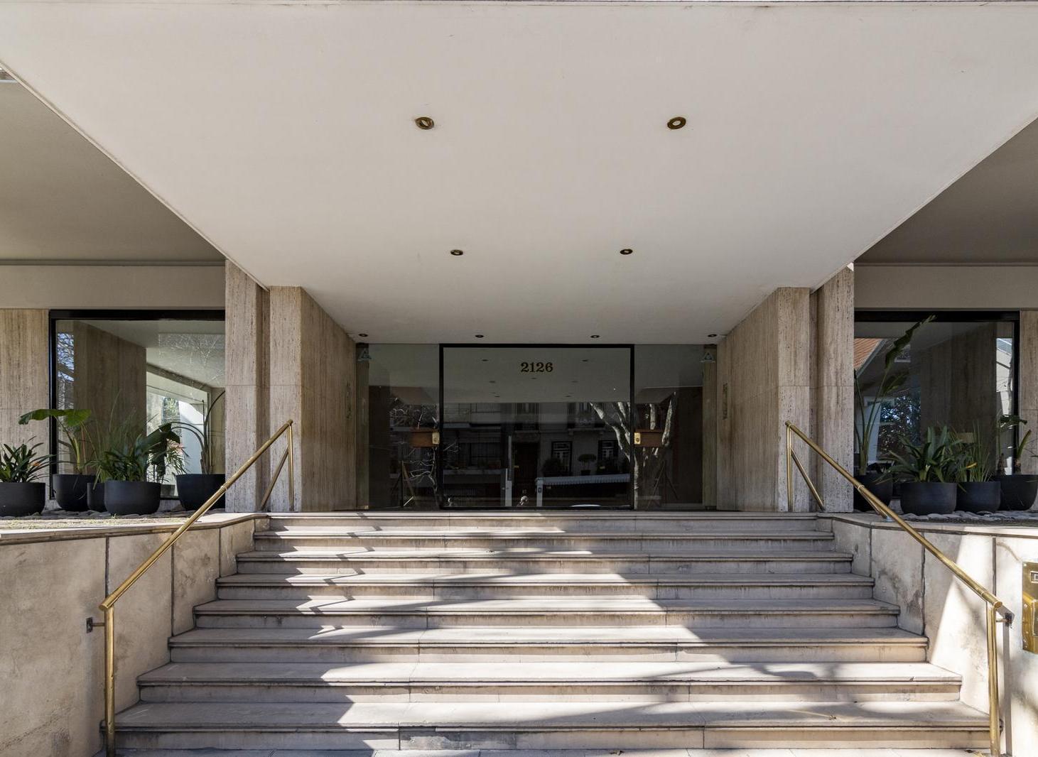 Semipiso en venta - Belgrano - 3 dormitorios, gran balcón y cochera fija