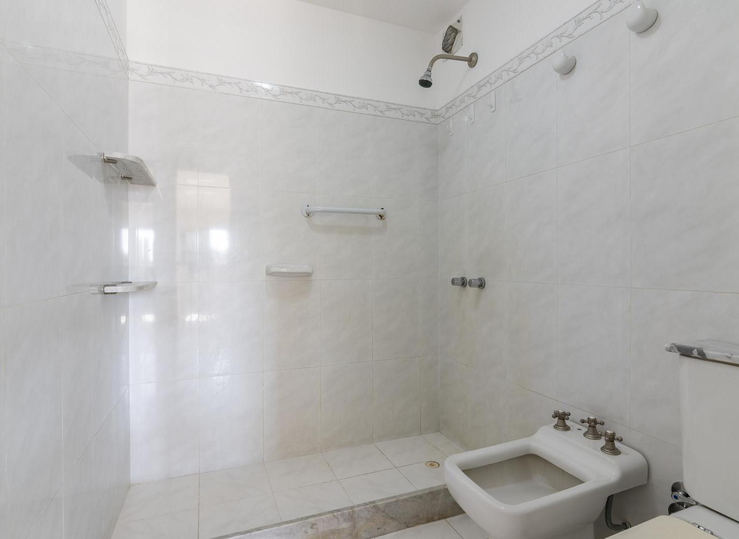 Semipiso en venta - Belgrano - 3 dormitorios, gran balcón y cochera fija