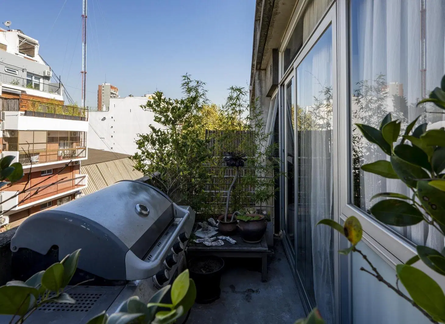 Venta Departamento de 2 ambientes, piso alto con balcón y vista a la copa de los árboles en Recoleta 4