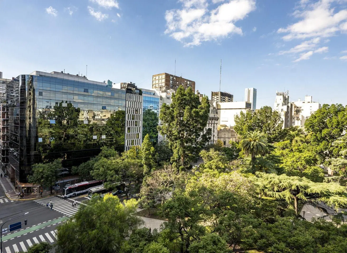 Departamento en venta en Tribunales – Piso alto con balcón y vista a Plaza Lavalle, 5 dormitorios. 5