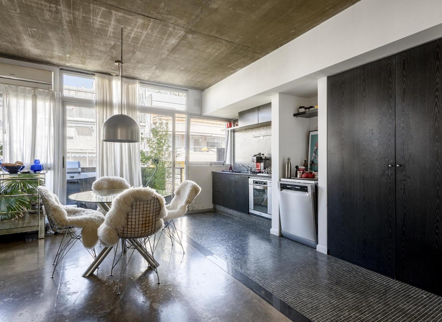 Foto de Alquiler Departamento de 2 ambientes, piso alto con balcón y cochera en, imagen 2