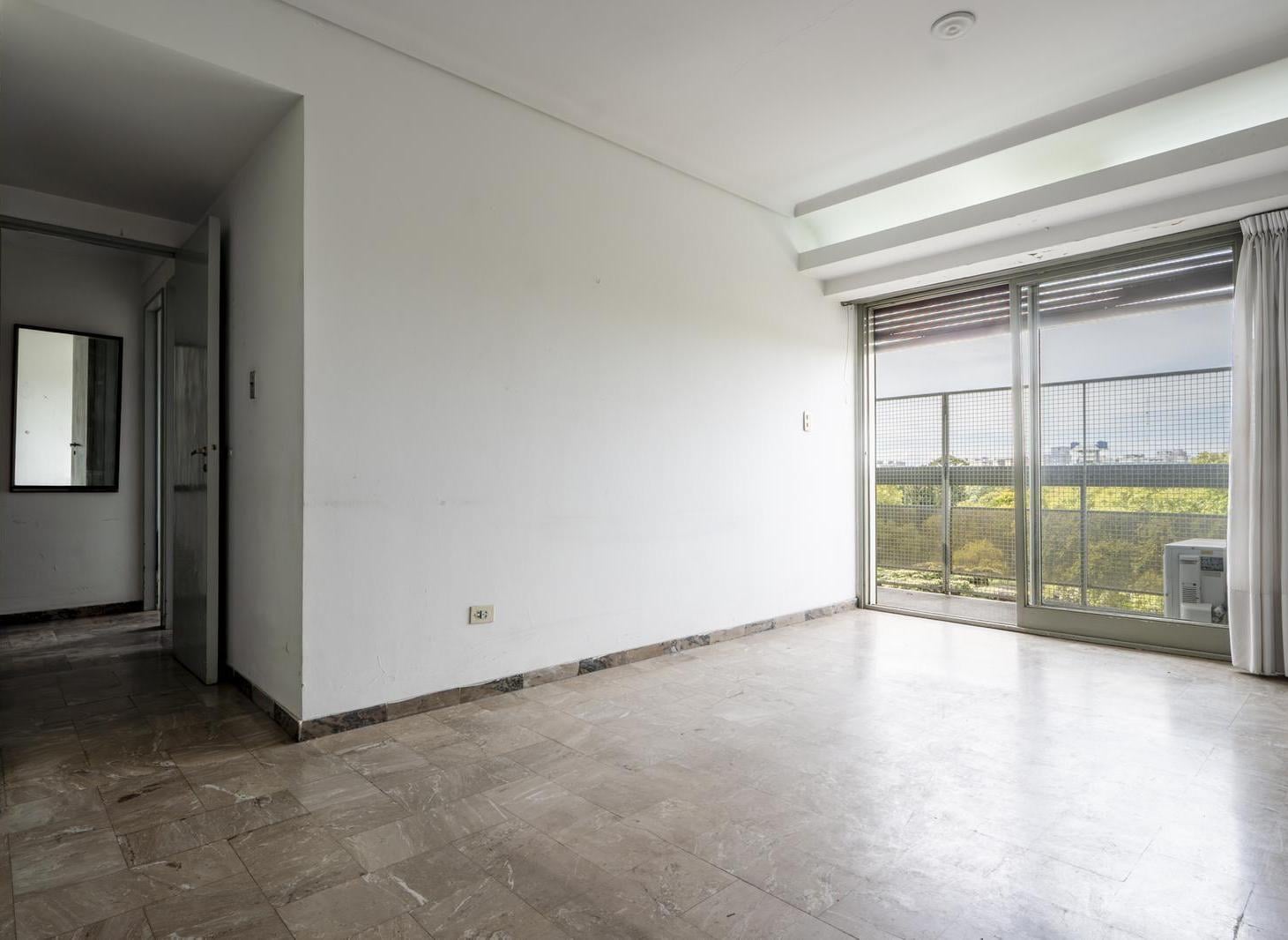 Foto de Venta Departamento 4 dormitorios, 2 baños, Toilette y Cochera en Parque Centenario., imagen 2