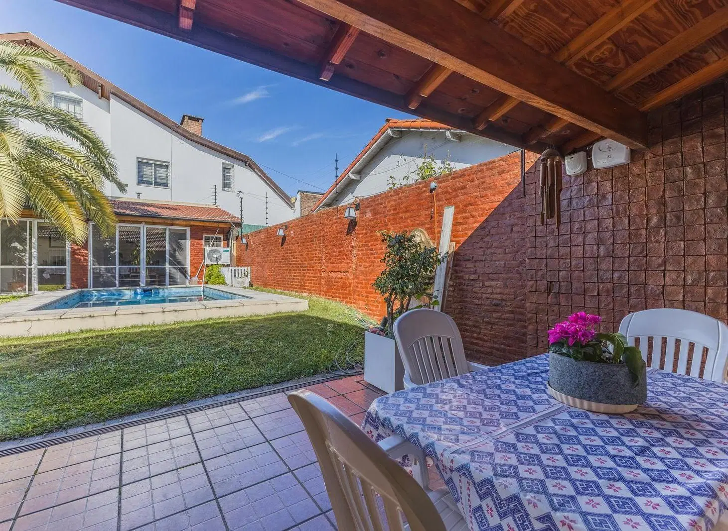Venta Casa en Olivos con 4 dormitorios, gran jardín, pileta y quincho. 2