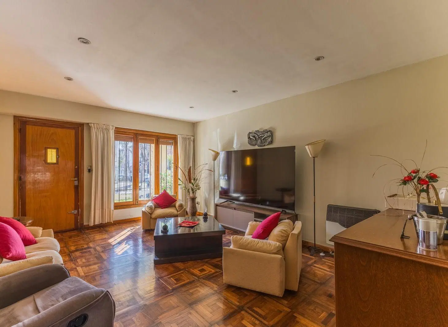 Venta Casa en Olivos con 4 dormitorios, gran jardín, pileta y quincho. 3