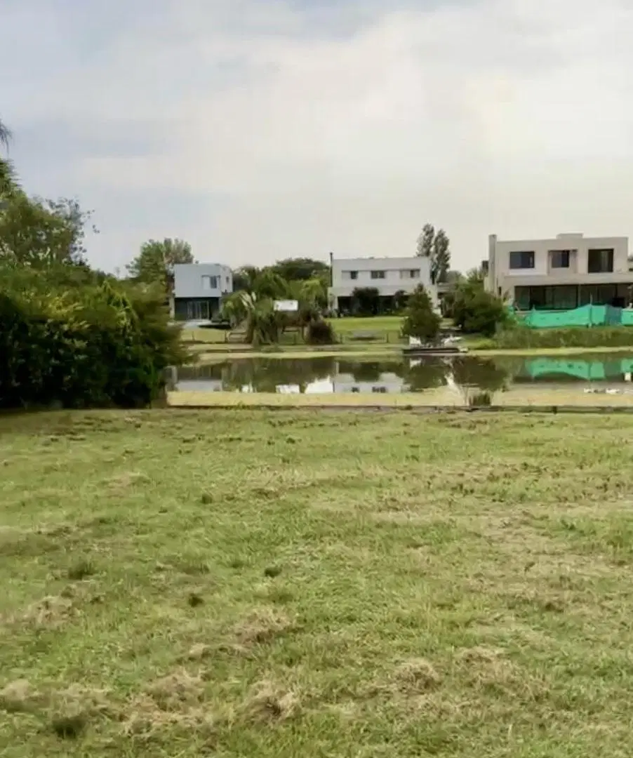 Venta de lote a la laguna de 1246m2 en Barrio Privado San Marco, Villanueva 4