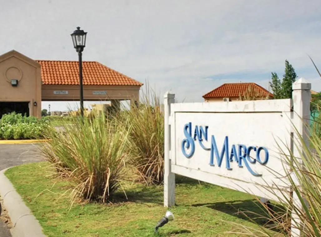 Venta de lote a la laguna de 1246m2 en Barrio Privado San Marco, Villanueva 1