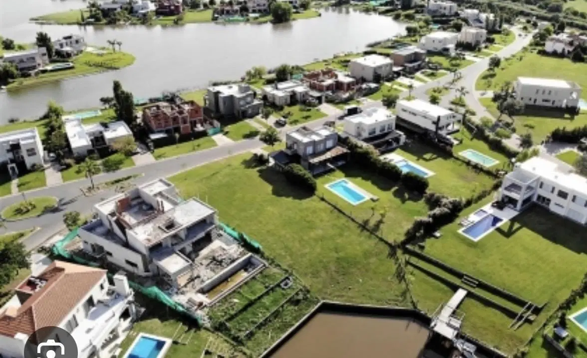 Venta de lote a la laguna de 1246m2 en Barrio Privado San Marco, Villanueva 3