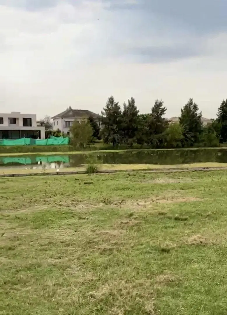 Venta de lote a la laguna de 1246m2 en Barrio Privado San Marco, Villanueva 8