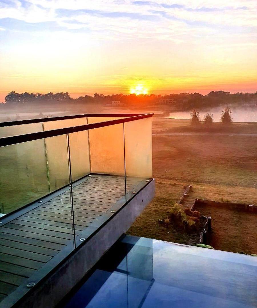 Foto de Venta Espectacular Casa en Pilará con vistas al golf y al lago – Barrio La Calesa - Pilar, imagen 3