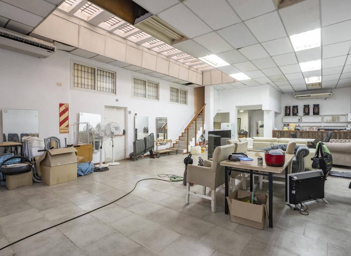 Foto de Venta Local comercial con salón en dos plantas, terraza y cochera en, imagen 1