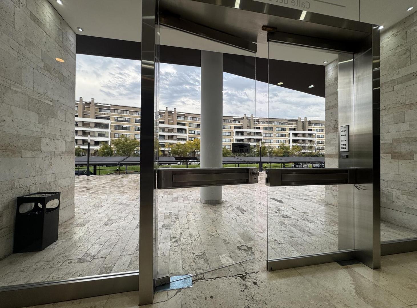 Foto de Alquiler Oficina con cochera Centro Comercial Nordelta, imagen 2