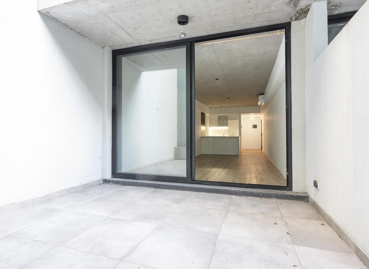 Foto de Venta Departamento monoambiente con patio en Complejo WH - Coghlan, imagen 3