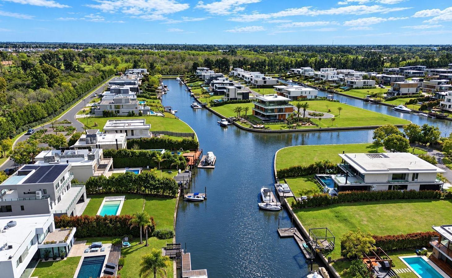 Foto de Venta casa en El Yacht con 9 ambientes, 4 dormitorios, Ascensor y 2, imagen 3