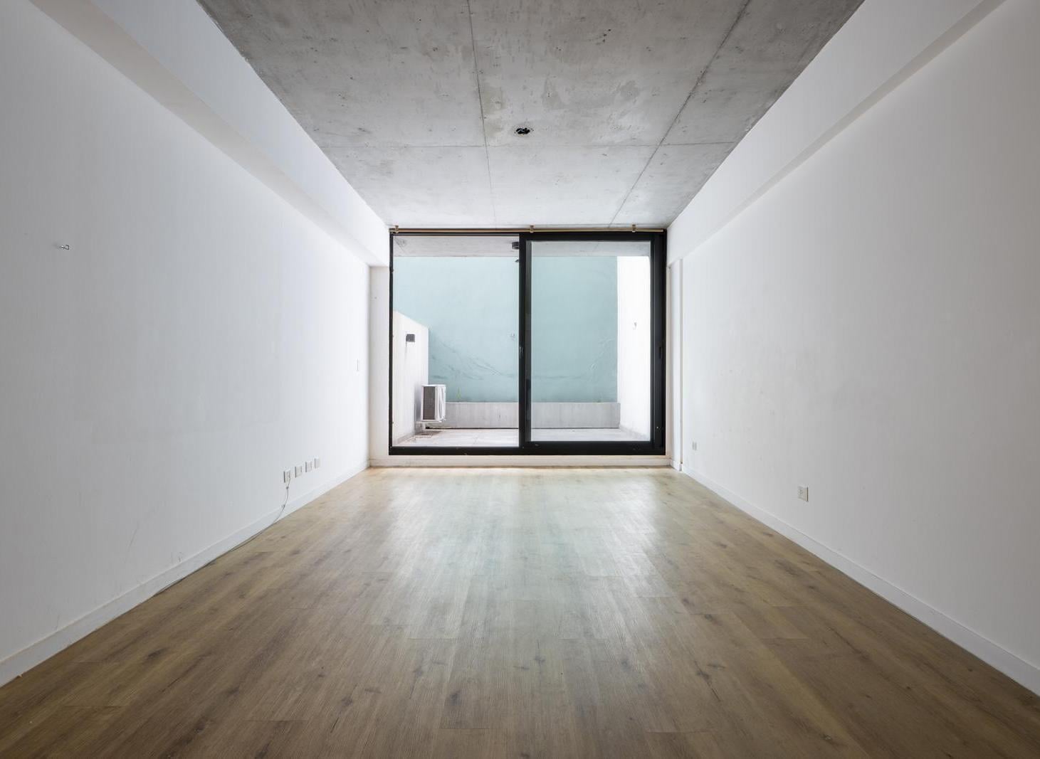 Foto de Venta Departamento monoambiente con patio en Complejo WH - Coghlan, imagen 1