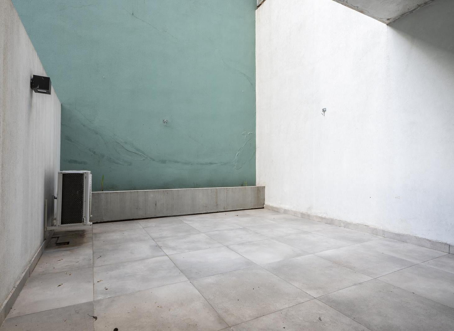 Foto de Venta Departamento monoambiente con patio en Complejo WH - Coghlan, imagen 2