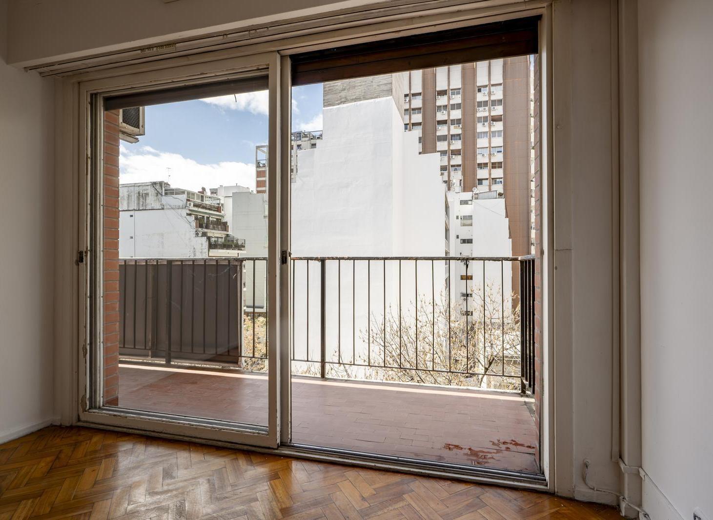 Foto de Venta Departamento 2 ambientes al frente, piso alto, balcón corrido y, imagen 3