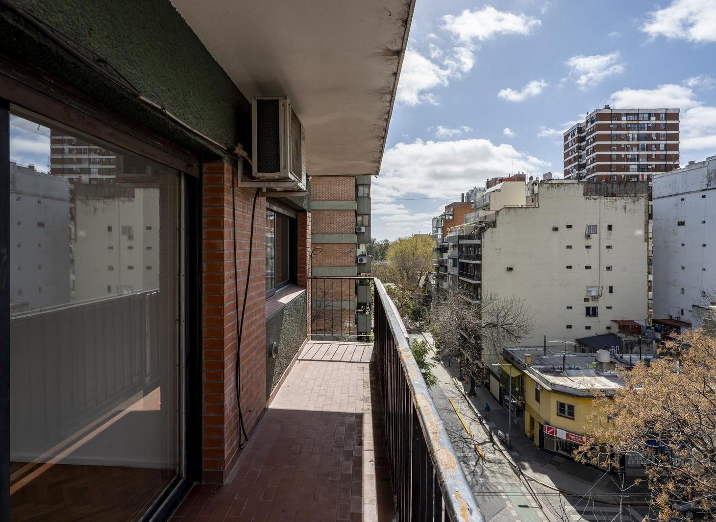 Foto de Venta Departamento 2 ambientes al frente, piso alto, balcón corrido y, imagen 1