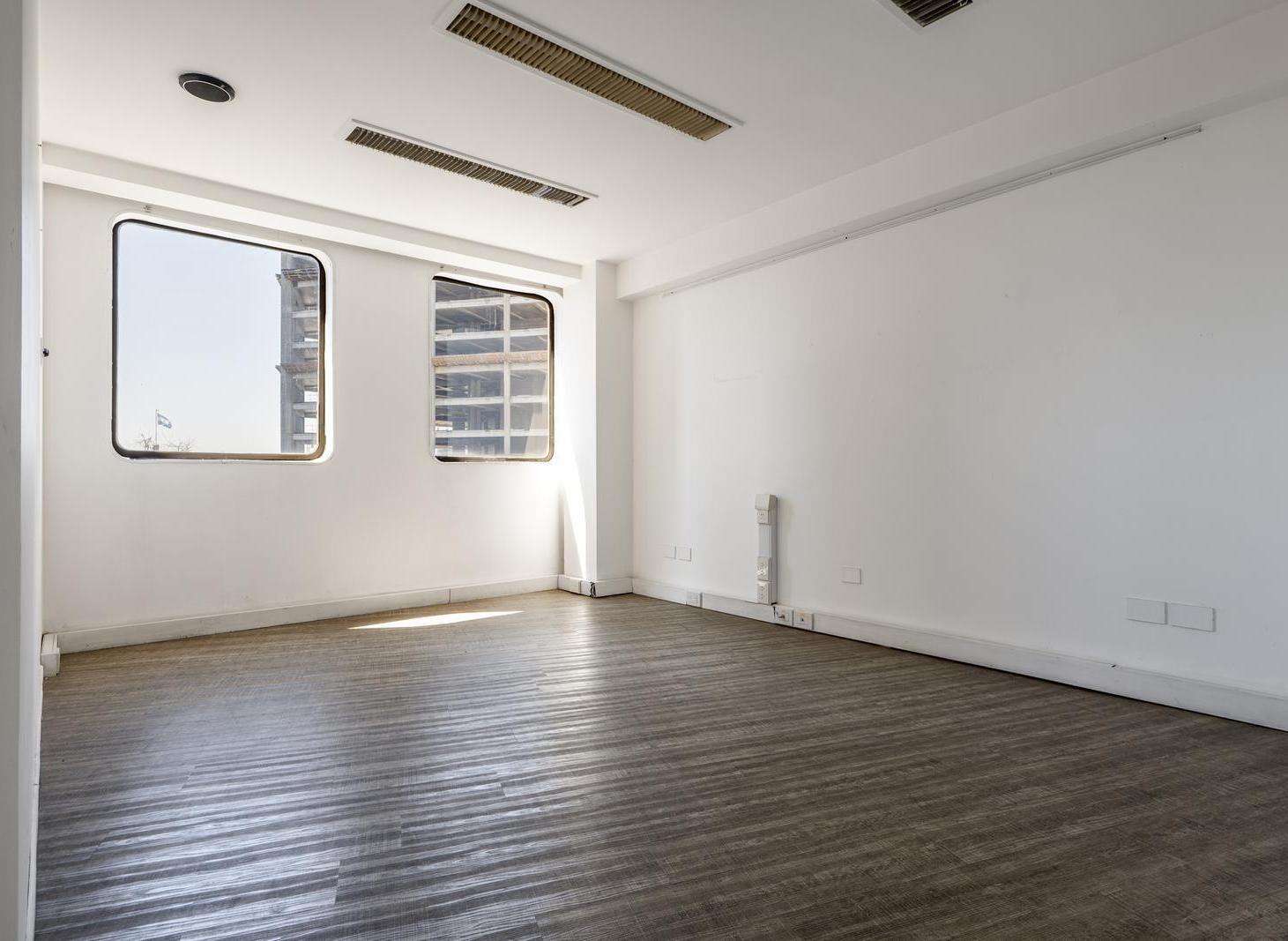 Foto de Venta Oficina 5 ambientes, 4 despachos, vista abierta y luminosa, imagen 4