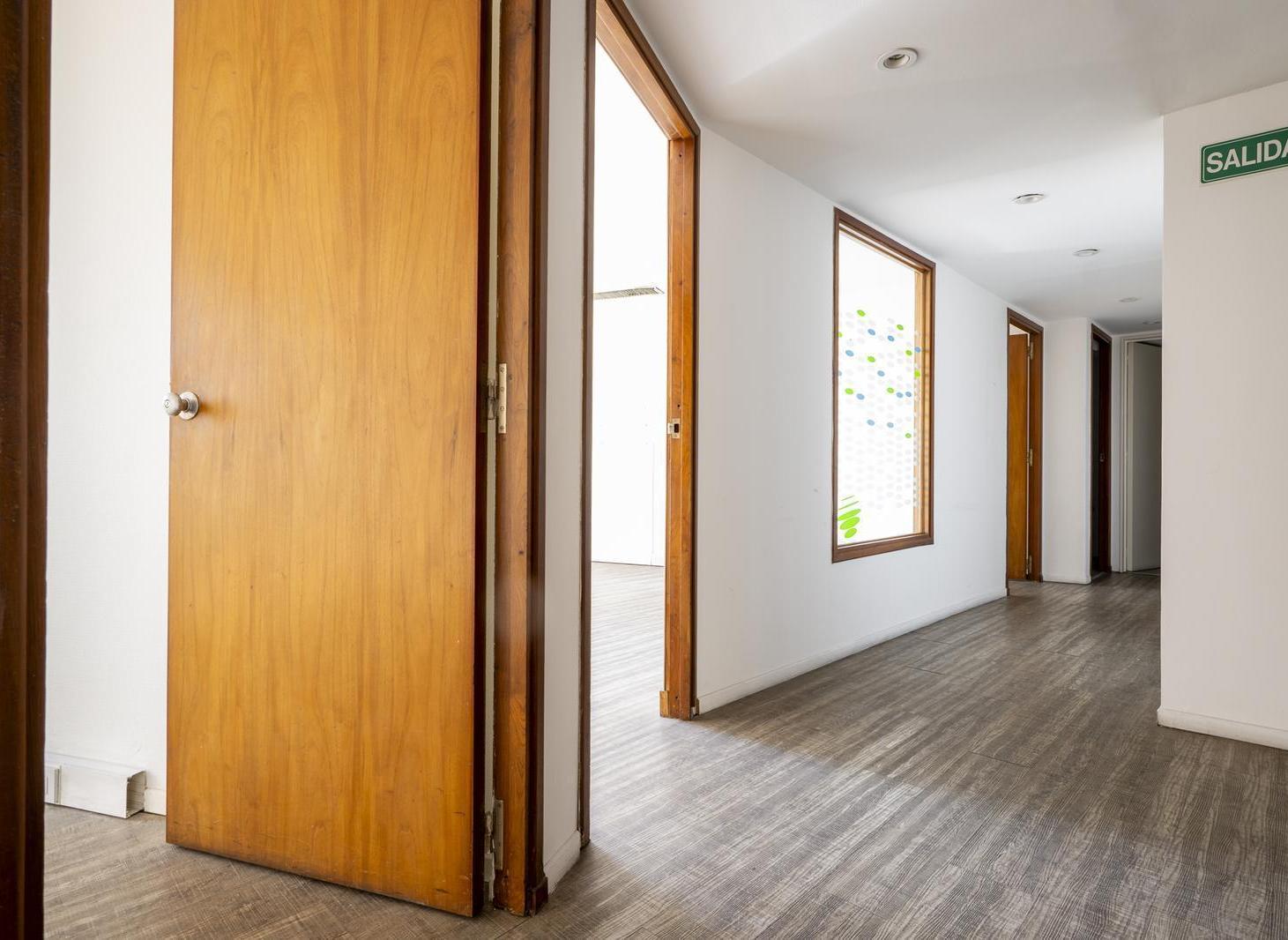 Foto de Venta Oficina 5 ambientes, 4 despachos, vista abierta y luminosa, imagen 3