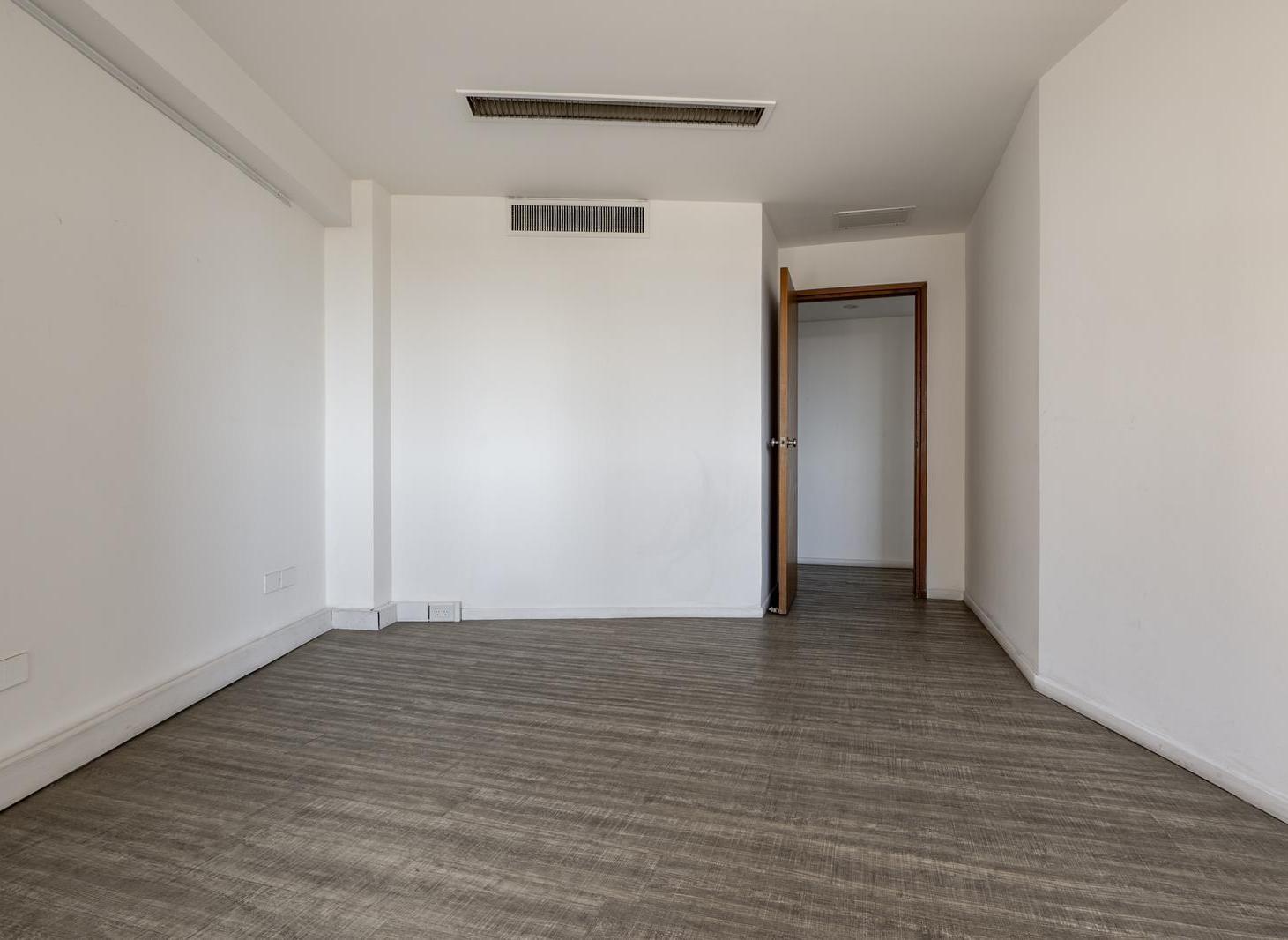 Foto de Venta Oficina 5 ambientes, 4 despachos, vista abierta y luminosa, imagen 5