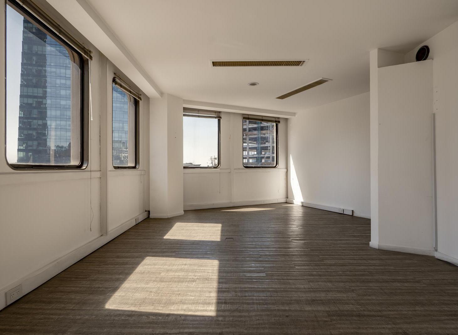 Foto de Venta Oficina 5 ambientes, 4 despachos, vista abierta y luminosa, imagen 2