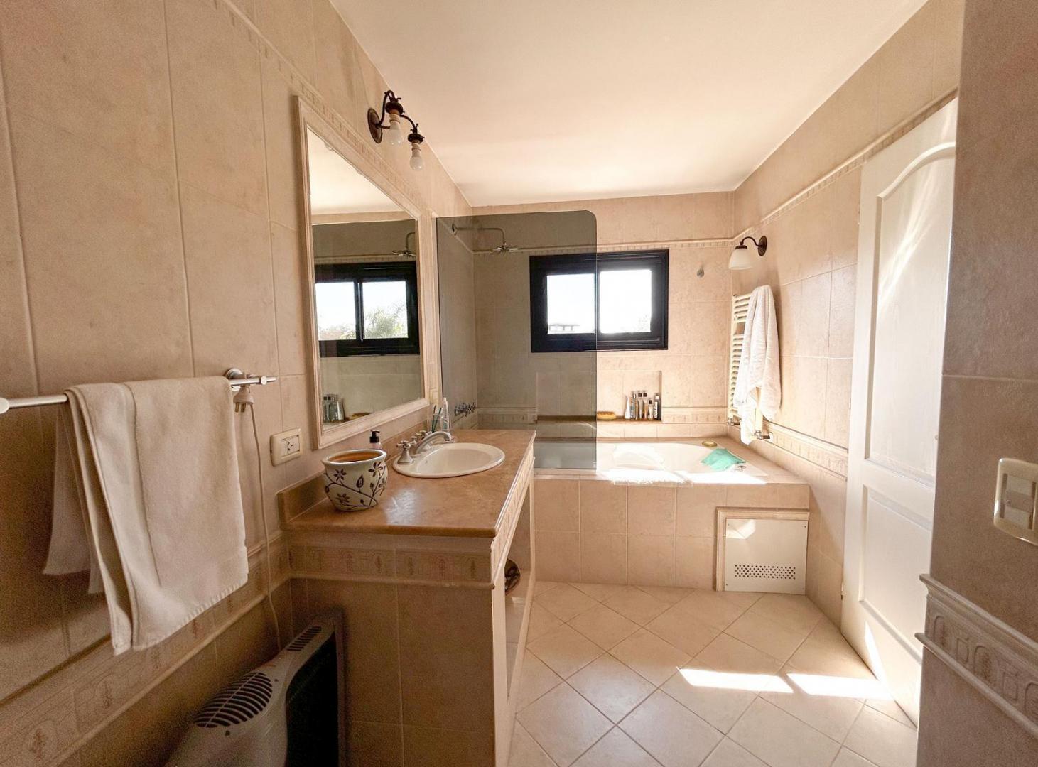 Foto de Casa en venta, 5 ambientes, jardín y pileta, en Rincón de la Costa, imagen 4