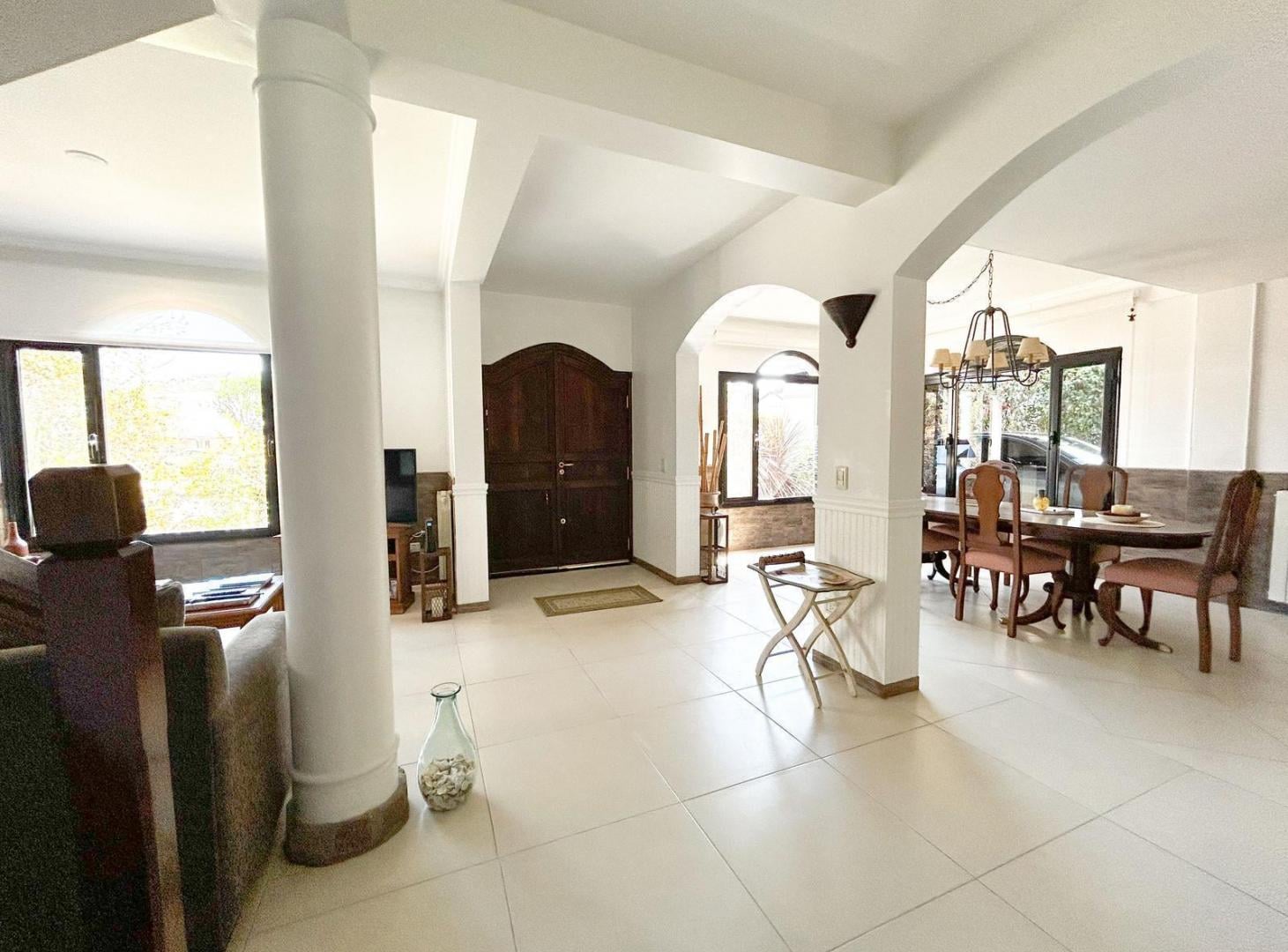 Foto de Casa en venta, 5 ambientes, jardín y pileta, en Rincón de la Costa, imagen 2