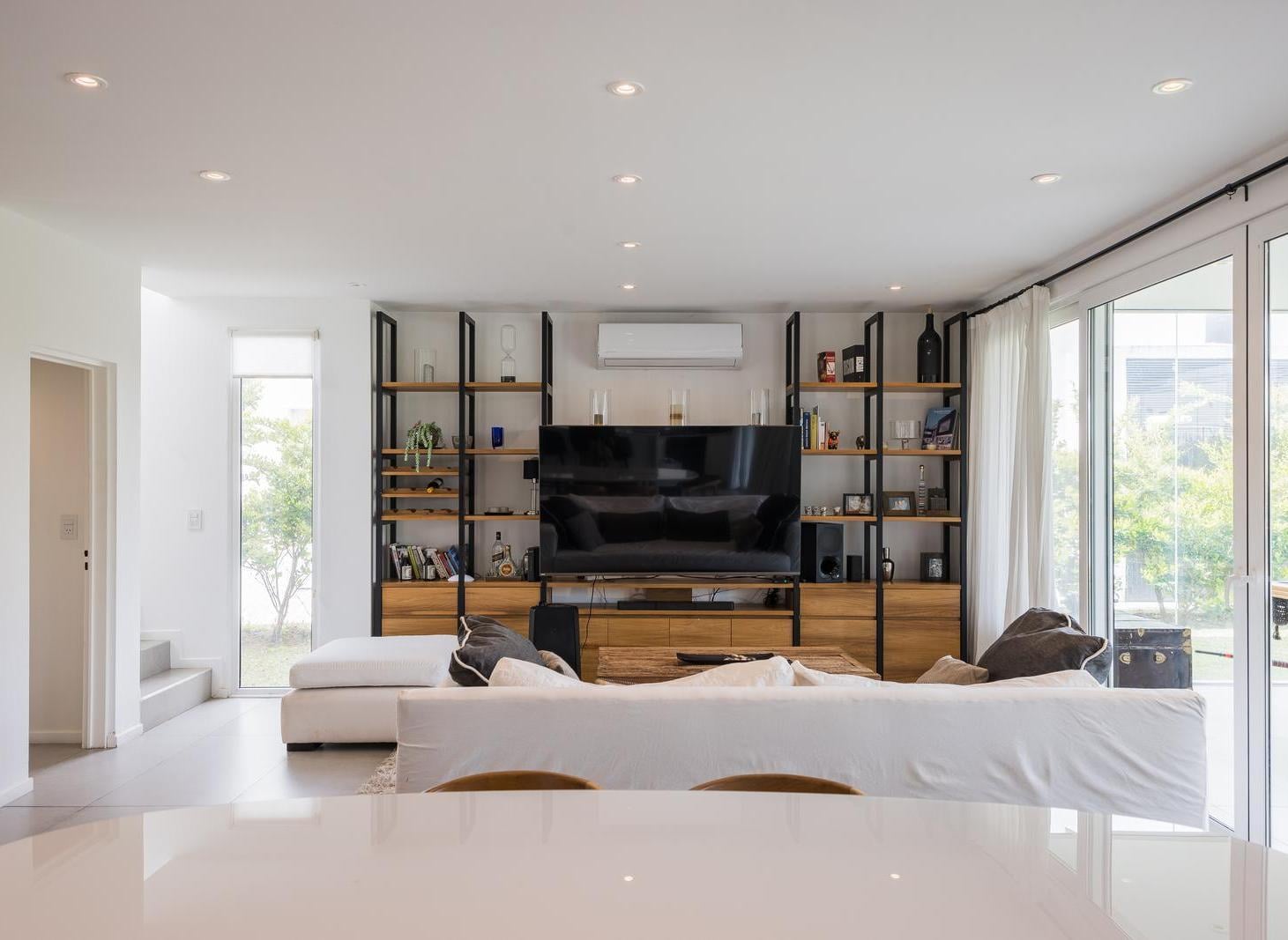 Foto de Venta de casa estilo moderno 4 dormitorios en dos plantas, jardín y, imagen 3