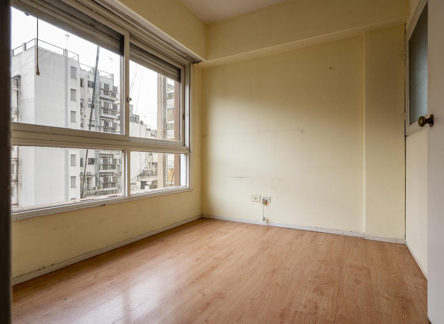 Foto de Venta Luminoso 2 ambientes en torre, Vigilancia 24 hs, Apto profesional, imagen 3