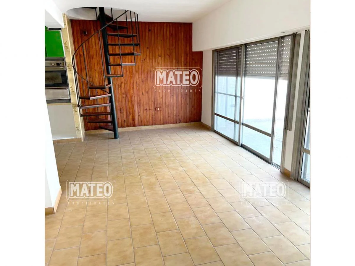 Casa con Amplios Ambientes en 2 Plantas. 1