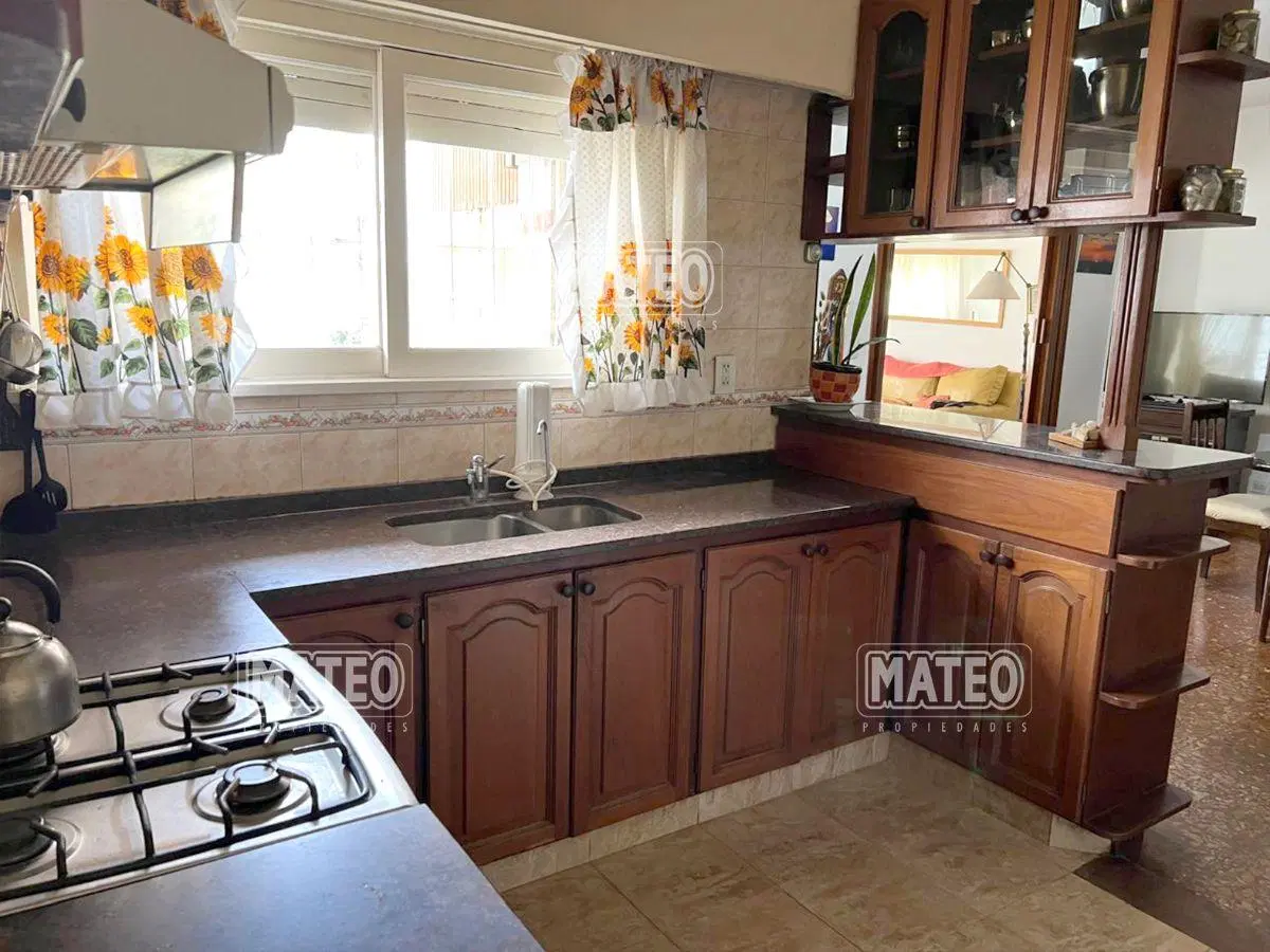 DESTACADO CHALET EN ZONA RESIDENCIAL 4