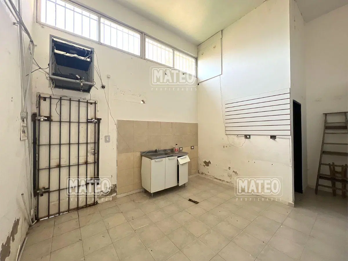 LOCAL COMERCIAL SOBRE CALLE GORRITI 4