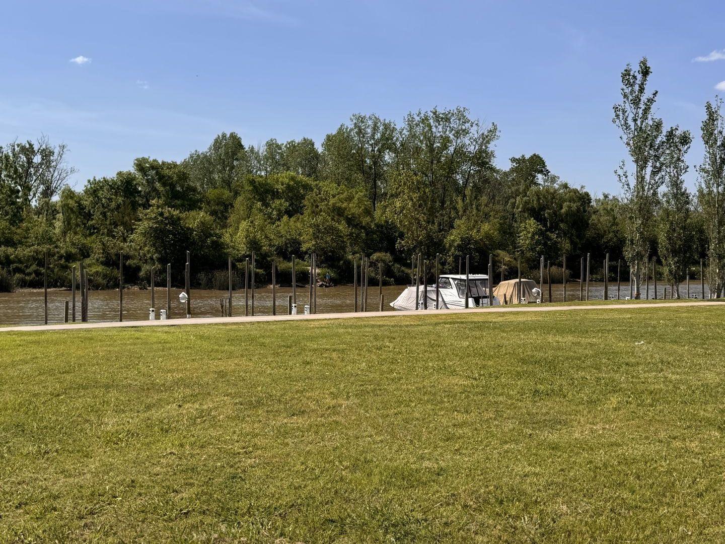 Lote en venta primera linea de río Vila Marina 2